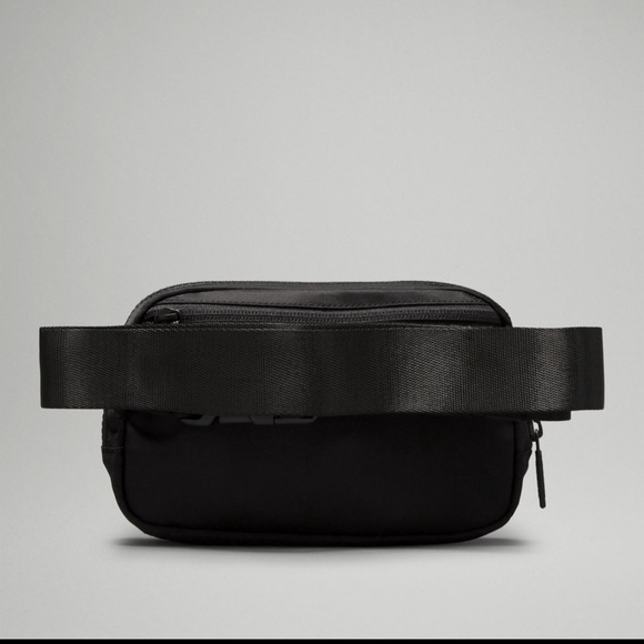 Lululemon Everywhere Belt Bag 1L - Picture 5 of 8